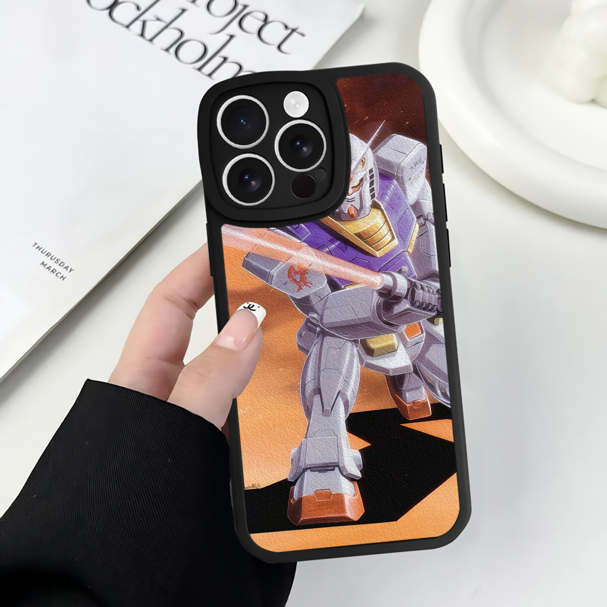 （画像用） 機動戦士ガンダム Mobile Suit Gundam 【iPhone 16シリーズ対応】シリコンスマホケース（レザー調） 材質：シリコン